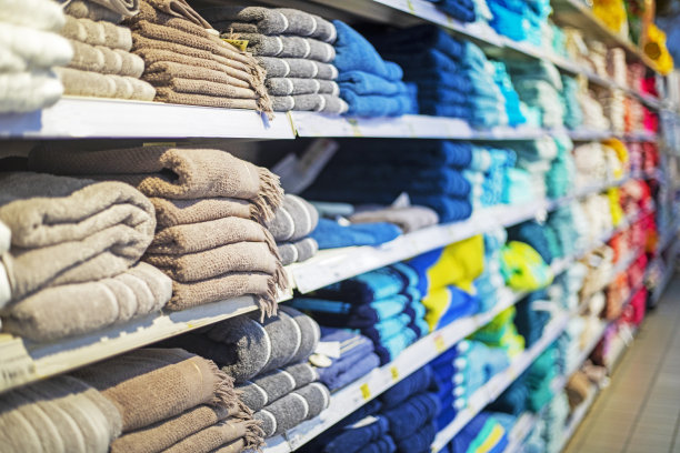 在超市的货架上，毛巾被堆放成一堆。家庭购物图片下载