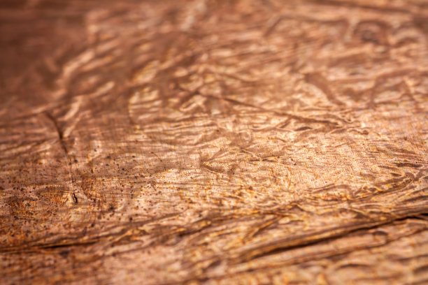 极端特写皱巴巴的黄铜箔纹理图片下载