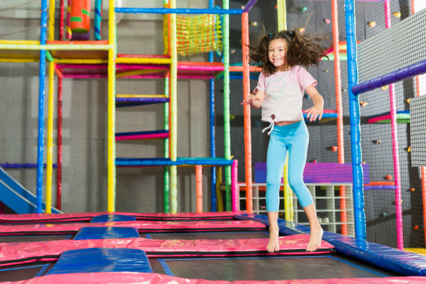 快乐的孩子在蹦床上玩得很开心图片下载