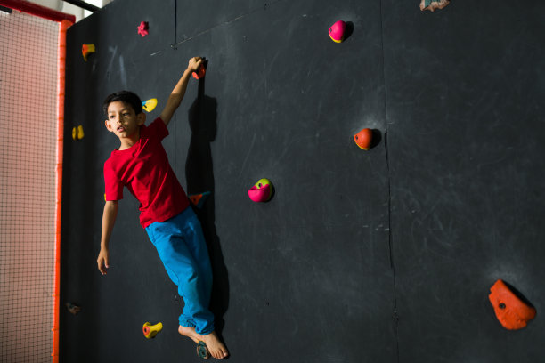 可爱的孩子一边玩一边攀岩，看起来很开心图片下载