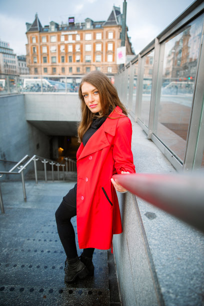 一个女孩在冬天的一天走向哥本哈根地铁，垂直照片图片下载