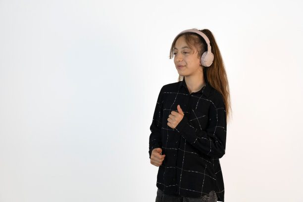 一个女孩在白色背景上的肖像。图片下载