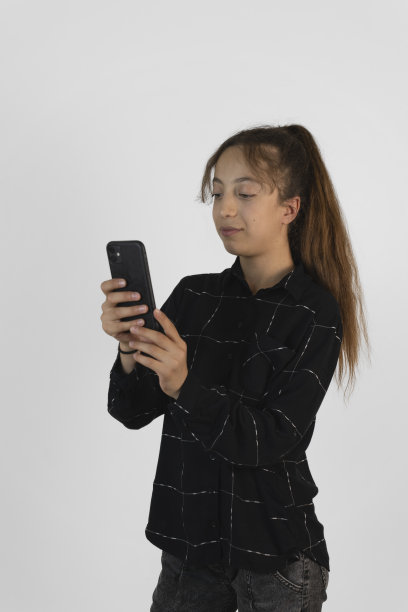 一个女孩在白色背景上的肖像。图片下载