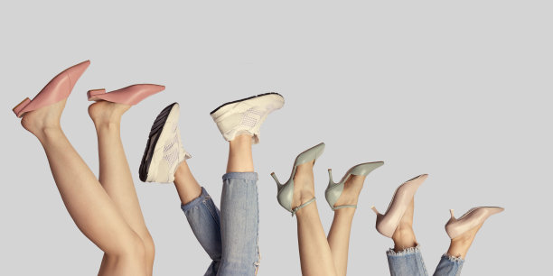 优雅的女人的腿穿着时髦的鞋子，在浅蓝色的背景下孤立。倒挂拼贴。鞋子创意广告。鞋夏季特卖，折扣概念图片下载