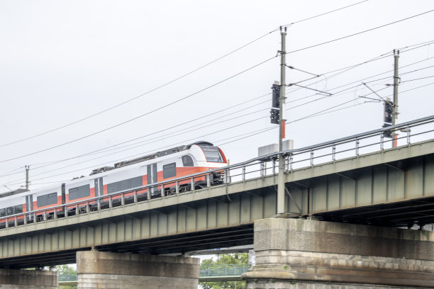 旅客快车:多瑙河铁路桥之旅图片下载