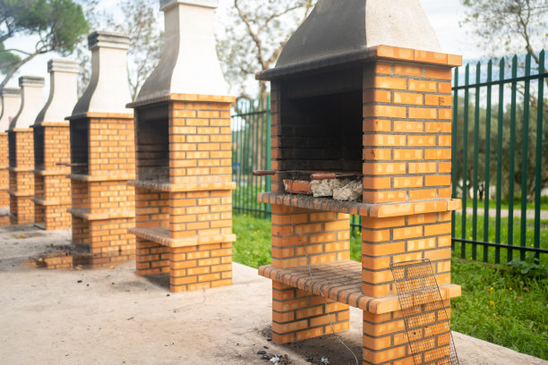 公园内的公共烧烤区图片下载