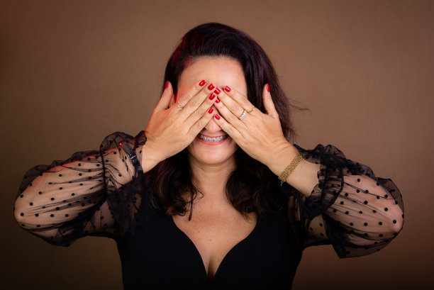 女教练，双手放在脸前。羞耻，恐惧的概念。激励和民主管理。图片下载