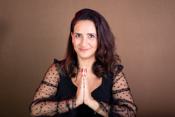 教练的肖像，快乐，双手在祈祷。激励和民主管理。图片下载