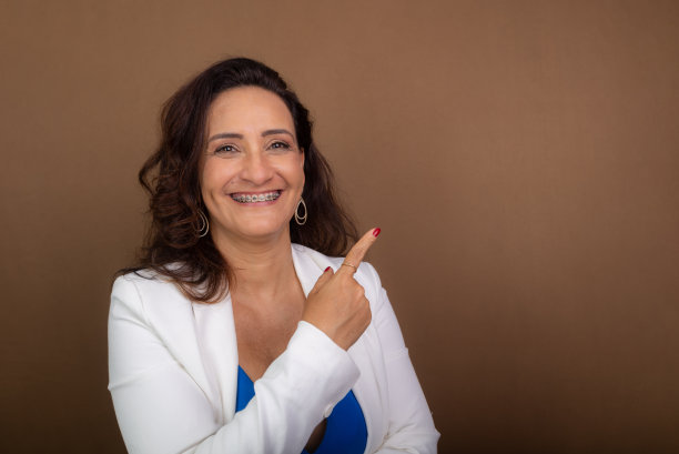 女教练做手势的画像。民主和激励管理者的概念。图片下载