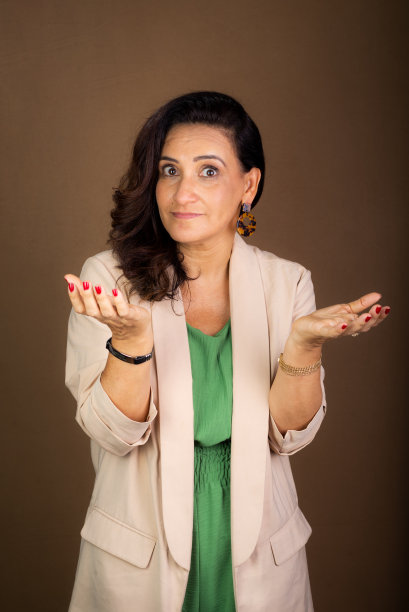 肖像微笑和自信的教练女人做手势。激励和民主管理。图片下载