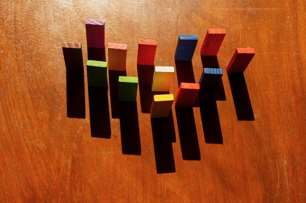 彩色木制玩具，孩子们的教育逻辑玩具图片下载