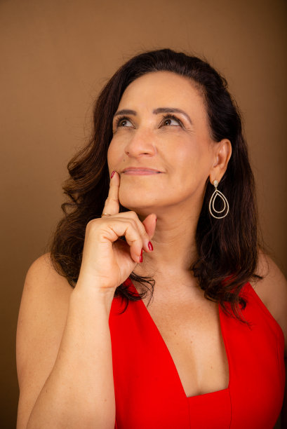 一个美丽、自信、开朗的女人在做手势。激励人。图片下载