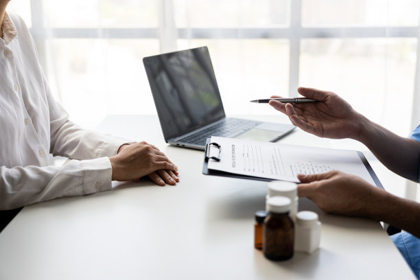 男性患者与医生或精神科医生一起工作，他们在医疗诊所就男性综合症或精神疾病的诊断进行咨询。图片下载