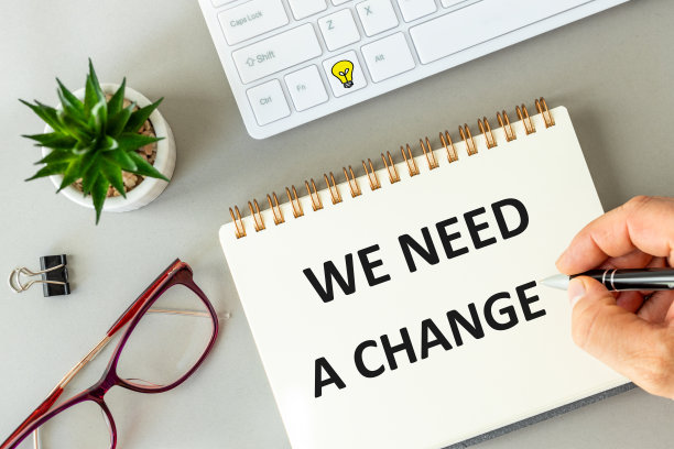 我们需要改变记事本，办公环境，电脑键盘，老花镜，回形针，漂亮的办公背景，激励和商业理念图片下载