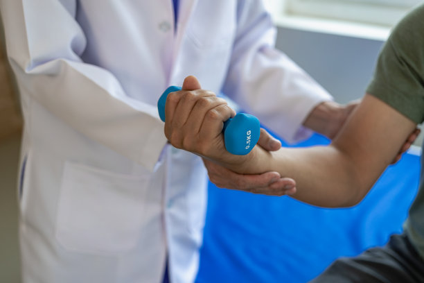 通过伸展男性病人的肩膀，物理治疗师在人体背部进行治疗。背痛患者，治疗，医生，按摩治疗。办公室综合症图片下载