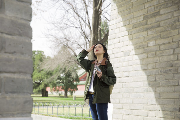 年轻女大学生拱门下的古城墙照片图片下载