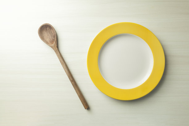 桌上有一盘食物，上面有一块木制的砧板。图片下载