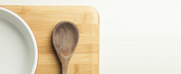 桌上有一盘食物，上面有一块木制的砧板。图片下载