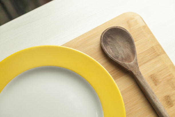 桌上有一盘食物，上面有一块木制的砧板。图片下载