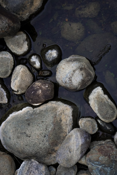 河边的岩石图片下载