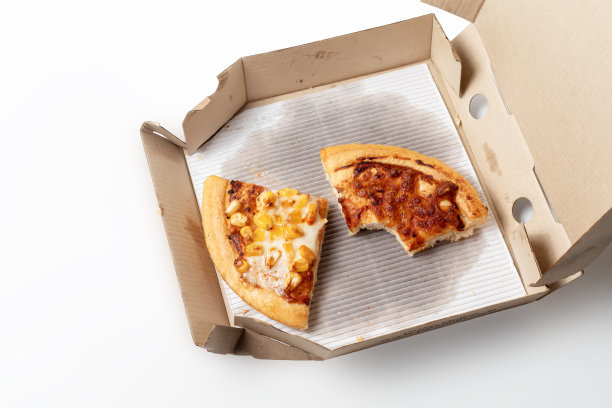 一个纸箱里有两种不同口味的披萨。玛格丽特披萨和玉米披萨的俯视图。图片下载