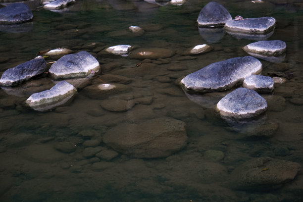 河边的岩石图片下载