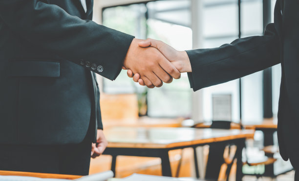 商务人士握手祝贺合同圆满完成图片下载