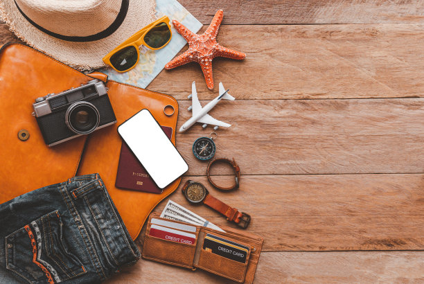 旅游配件服装。为旅行准备旅行地图的费用。旅游规划概念图片下载