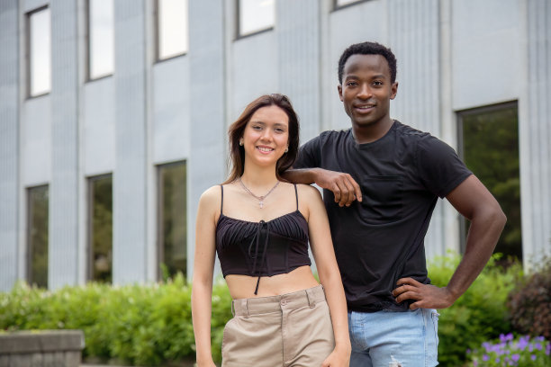 年轻情侣男友和女友一起看着镜头微笑图片下载