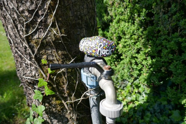 金属户外水龙头与善良的岩石放置在顶部图片下载