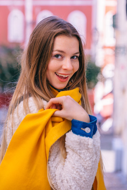 美丽的女孩有雀斑可爱的微笑的背景图片下载
