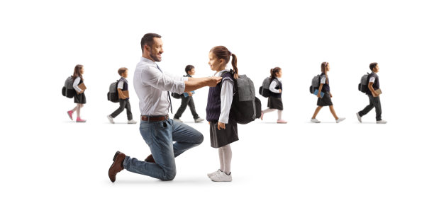 父亲帮助女儿准备上学，其他孩子走在后面图片下载