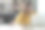 数字学习:戴着耳机的女性从事在线教育图片下载