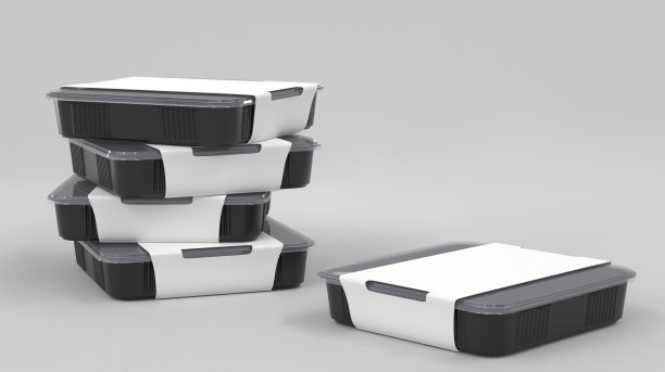 堆叠黑色塑料一次性食品容器，3d渲染。真实的模拟寿司送货盒与透明的盖子和空白白纸包装，午餐带走，矩形包装模板图片下载