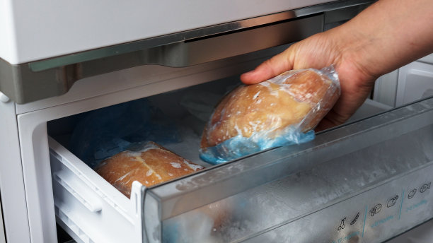 家庭厨房组织:在打开的冰箱里探索食物的选择图片下载