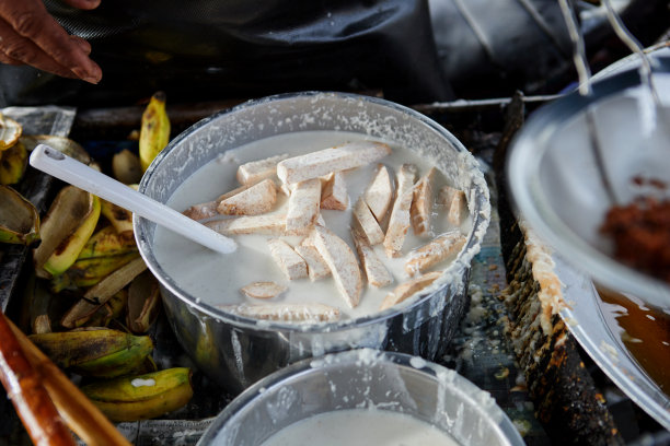 芋头棒浸泡在液体面粉中油炸图片下载