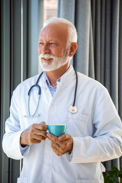 医护人员带着听诊器，医生端着一杯咖啡，象征着他对病人健康的承诺，以及在高要求的职业中休息片刻的重要性。图片下载