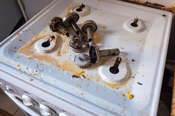 用液体泡沫清洁剂来溶解油脂和油。图片下载