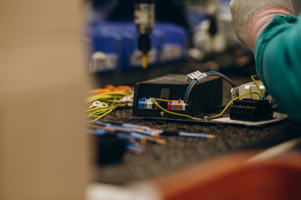 街道照明工厂。输送机用于生产路灯图片下载