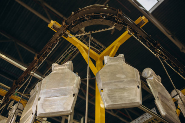 街道照明工厂。输送机用于生产路灯。图片下载