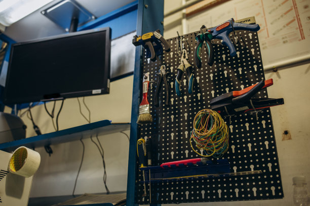 街道照明工厂。输送机用于生产路灯图片下载