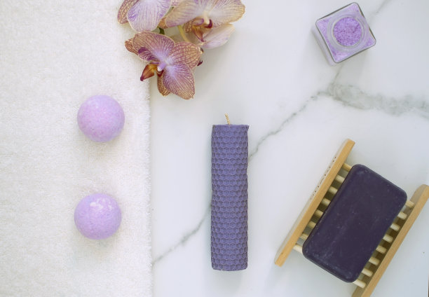 天然草药盐水疗护肤。香薰水疗按摩概念。薰衣草香皂和薰衣草精华炸弹。从上面看图片下载