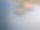 乒乓球拍和球放在一张蓝色的桌子上，照片的特写图片下载