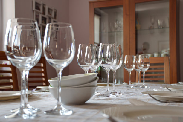 餐桌在家里准备晚餐图片下载