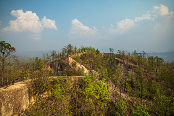 在泰国北部，阳光明媚的一天，帕伊峡谷宁静的风景照片，狭窄的徒步小径提供了一个广阔的山谷景观图片下载