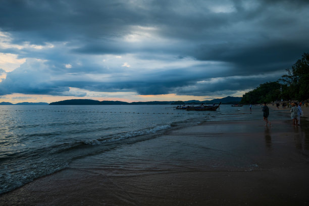 日落时分，泰国南部甲米奥南美丽海滩的电影风景照片图片下载