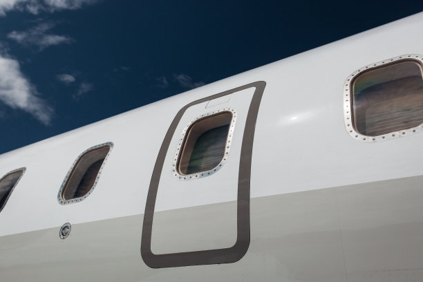 私人飞机的窗户反射图片下载