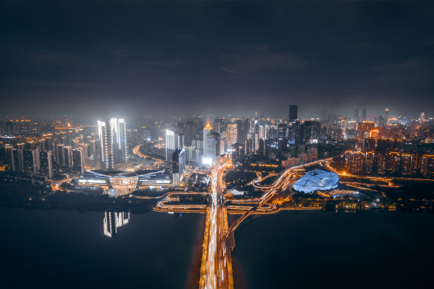 沈阳市盛京剧院和浑河大桥交通天际线鸟瞰图图片下载