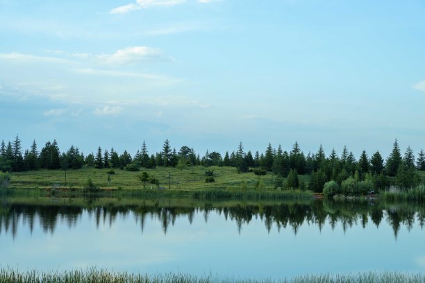 反射湖泊和森林景观。抽象的照片，山和森林壁纸图片下载