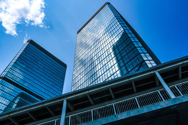 就在香港中环现代金融摩天大楼的正下方图片下载